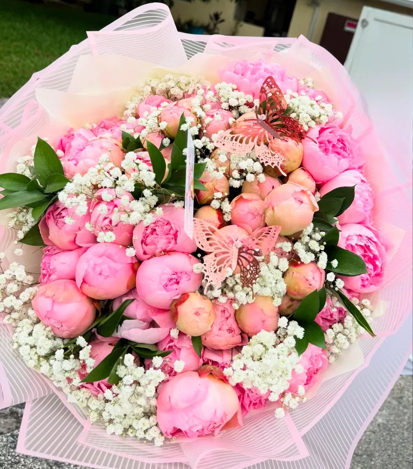 Garden-style bouquet detail